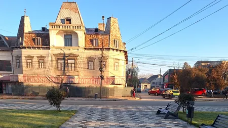 Povestea unei foste biblioteci care nu poate fi reabilitată deoarece patru persoane deţin o treime din ea, iar primăria restul