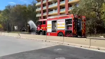 Incendiu în Pipera provocat de o scurgere de gaz, trei mașini distruse și 40 de persoane evacuate (VIDEO)