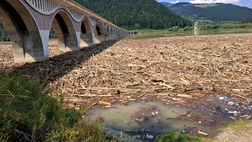 ALERTĂ. Lacul de acumulare Bicaz este blocat de peste 3.000 tone de bușteni