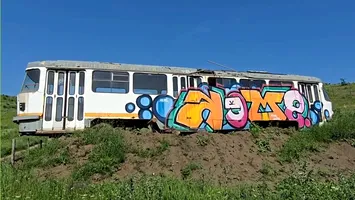 A doua tinerețe a unui tramvai bucureștean. Va deveni atracție turistică la Vulcanii Noroioși (Video)