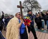 Diana Șoșoacă, marș cu crucea în mână prin Cetatea Alba Iulia: Ziua Națională, marcată de sloganuri politice și tensiuni (VIDEO)