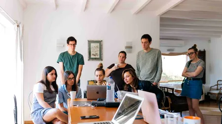 7 secrete ale unei echipe unite. Cum să ai o relaţie bună cu colegii de la job