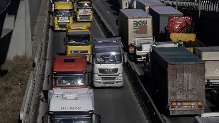 A doua zi de protest al transportatorilor: O delegaţie se află la Guvern pentru negocieri