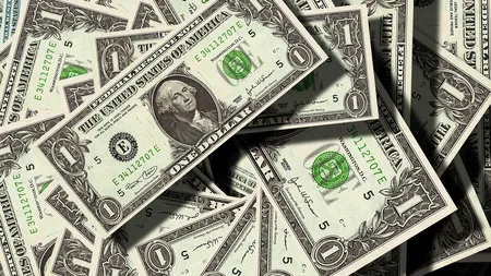 Dolarul a crescut toată săptămâna, iar cursul oficial a trecut joi de 4,6 lei