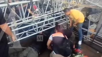 Scenă prăbuşită la un concert, din cauza vântului puternic. Mai multe persoane rănite (VIDEO)