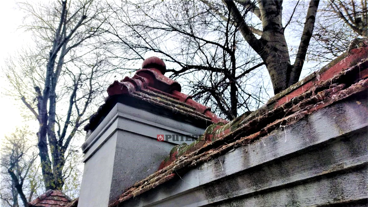 Exclusiv. Bietele ziduri ale Cotroceniului, mâncate de perfida mizerie a păsărilor, au fost cosmetizate! (FOTO)