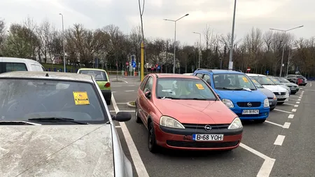 V-ați întrebat vreodată ce e cu zecile de mașini legate cu ață din parcarea de la Palatul Copiilor?