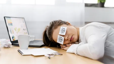 Un angajat la stat lucrează 49 de ore pe zi. Cum e posibil?