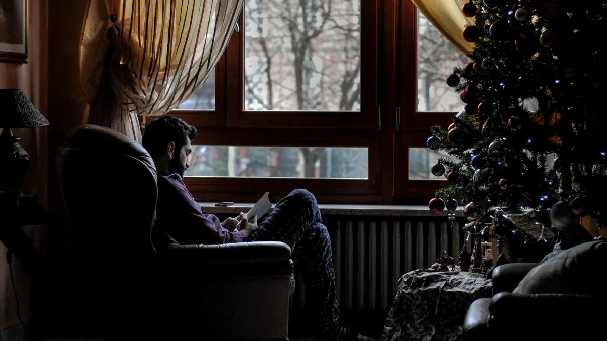 Sărbătorile în singurătate: Alegerea unor noi tradiții în locul vechilor convenții