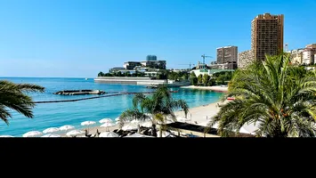 Europa, mai bogată cu un cartier de lux. Este construit direct pe mare