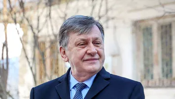 Crin Antonescu, testat în scenarii de criză la dezbaterea prezidențială: „Președintele trebuie să informeze, să verifice, să liniștească și să comunice”