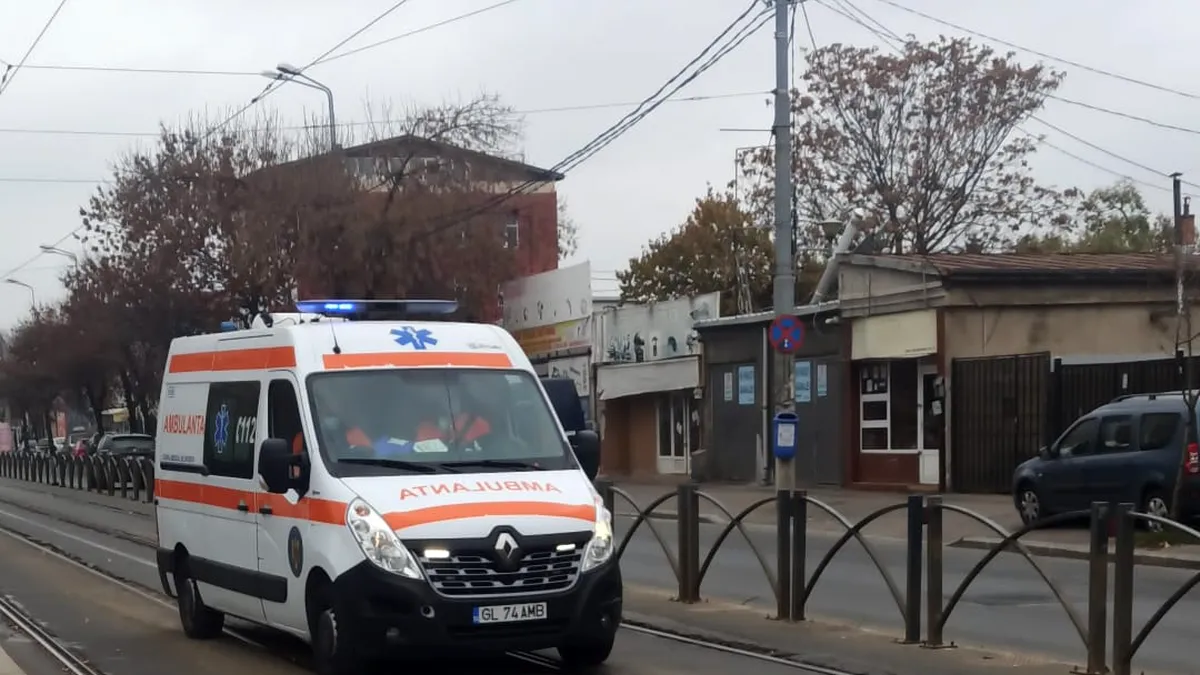 Un adolescent din București a ajuns la spital după ce i-au căzut în cap mai multe bucăți de tencuială