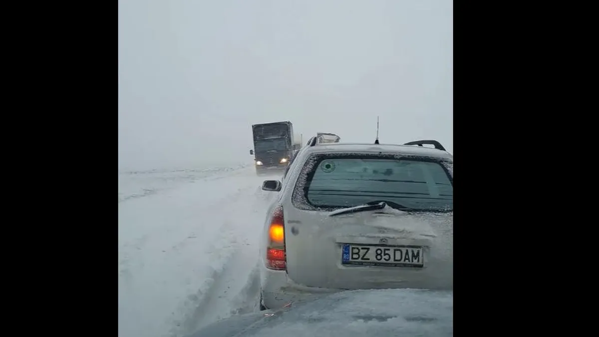 Iarna i-a „surprins”, din nou, pe drumari. Coloane de maşini pe drumuri înzăpezite, în Buzău