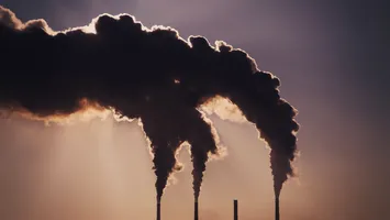 România scoate la licitație „dreptul de a polua”: Guvernul schimbă regulile pentru certificatele de emisii de CO2