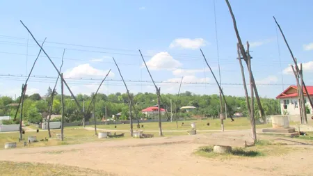 Apă cu program în tot mai multe sate. În zori, oamenii se întrec în „vânătoarea” de fântâni pentru puțina apa acumulată în timpul nopții