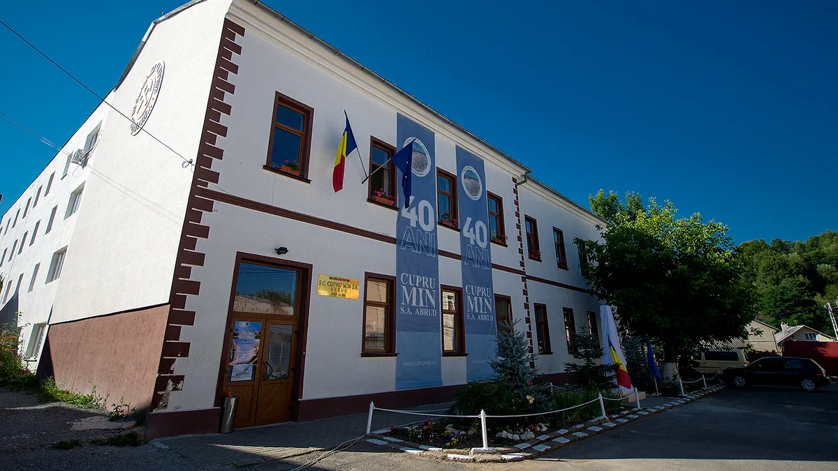 Directorii CupruMin, salarii uriaşe, prime şi sporuri din bani publici