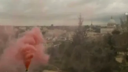 Deocamdată, la Vatican a ieșit fum roz (Video)