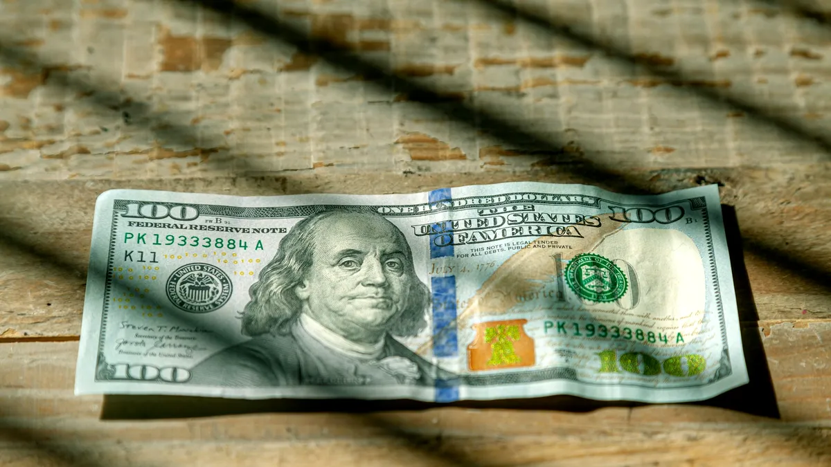 Analiştii economici, luaţi din nou prin surprindere! Inflaţia în SUA încetineşte în ciuda noilor taxe vamale impuse de Trump