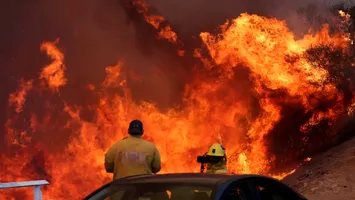 Flăcările mistuie case în Los Angeles County, mii de locuitori evacuați