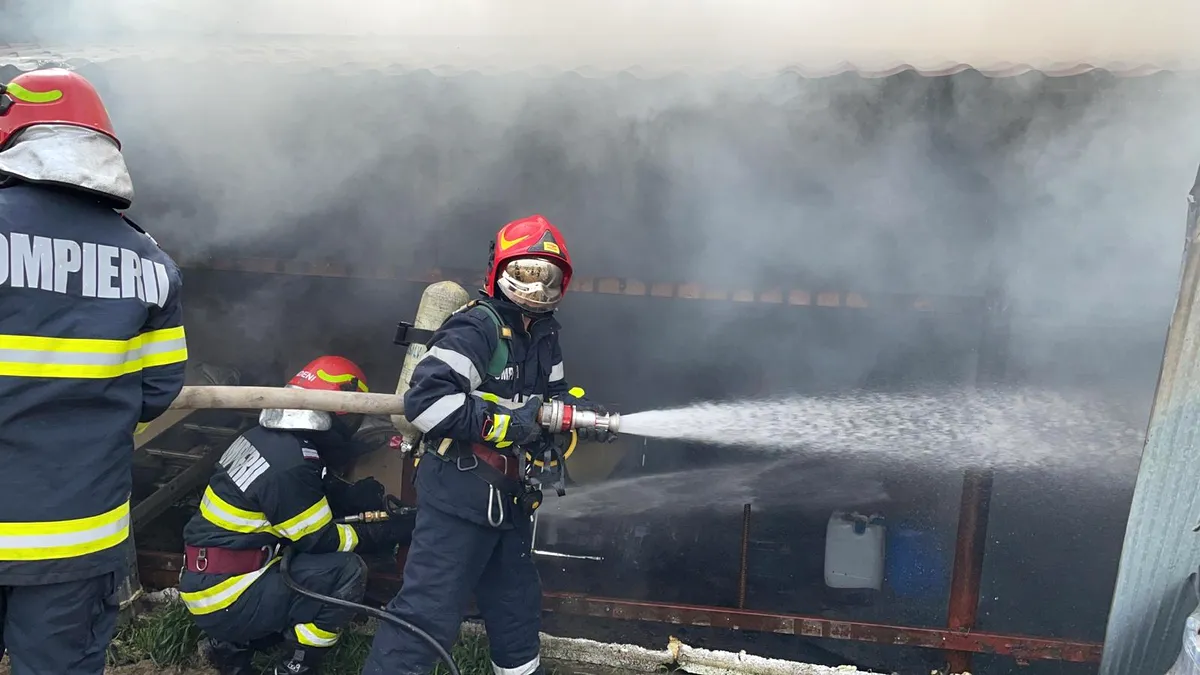 Incendiu la un service auto din Capitală. Un angajat a suferit arsuri la nivelul feței și al brațelor