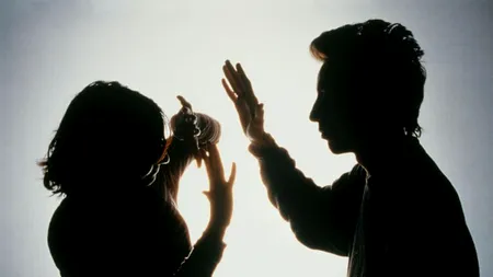 Studiu: una din patru femei din România este agresată de partener