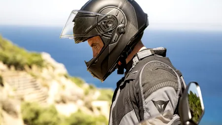 Cardo Systems revoluționează echipamentele moto cu prima cască inteligentă all-in-one