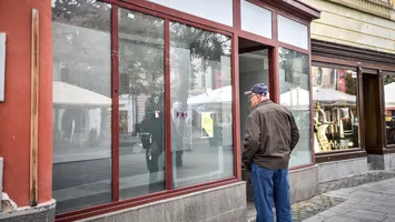 „Vreau să cumpăr. Sună-mă” – mesaje pe geamurile imobilului lui Iohannis, executat silit de ANAF