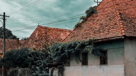 Primarul din România care cumpără case nelocuite. Ce face cu ele