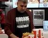 Premierul Ciolacu, la un cheeseburger, într-un fast food românesc: „Am venit pentru că te-ai luat de mine pe TikTok” (Video)