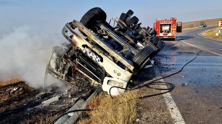 Un camion de mare tonaj s-a răsturnat și a luat foc pe o șosea din județul Giurgiu