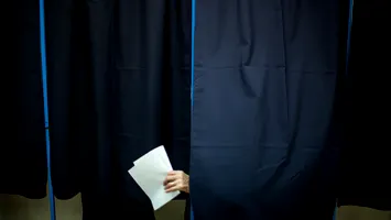 Reguli pentru votanți la alegerile de duminică. Ce nu ai voie să faci în cabina de vot