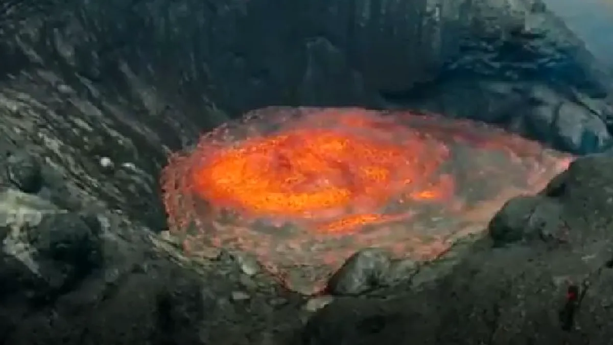 Vulcanul rusesc Şiveluci a erupt și a acoperit sate întregi cu un strat gros de cenușă