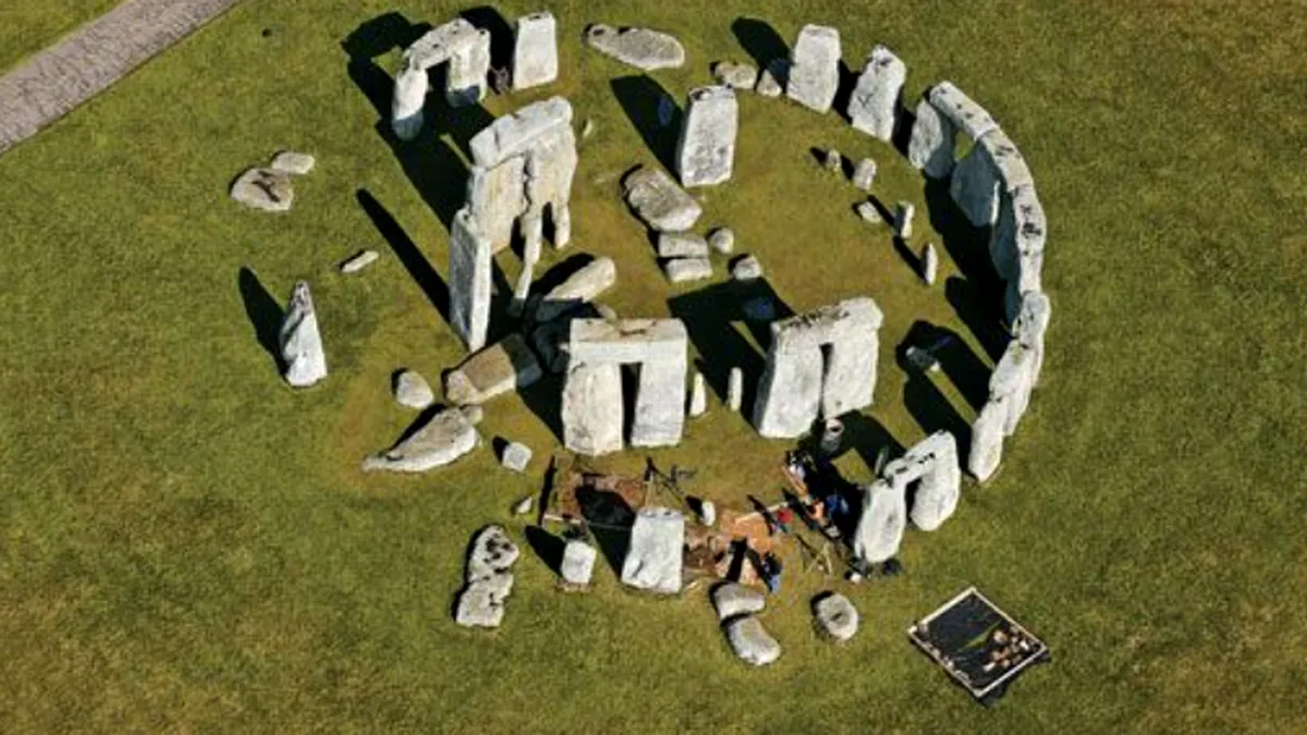 Cine a făcut gropile misterioase descoperite în jurul Stonehenge