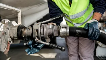 Țiței contaminat cu cloruri, interceptat înainte să ajungă la Petrobrazi. Posibil sabotaj al Rusiei