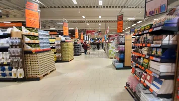 Cine este marele retailer care finanțează tabere LGBT pentru tinerii de la sate