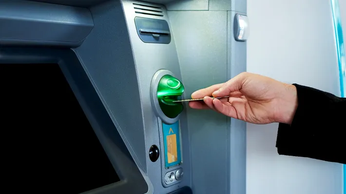 Se schimbă regulile pentru retragerile numerar de la bancomate. Câți bani ar putea românii să scoată