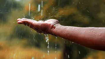 După arșiță vine furtuna. Caniculă de 43°C, urmată de furtuni, vijelii și grindină