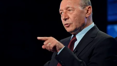 Klaus Iohannis, criticat de Băsescu: A vrut Arcul de Triumf doar pentru el. Nu a înţeles că el nu poate înlocui nici armata şi nici poporul