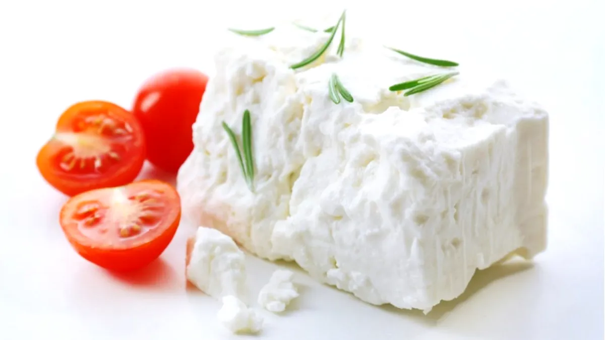 Sfaturile nutriționistului Mihaela Bilic: La salata de roșii cu brânză este bine pentru siluetă să mâncăm și o felie de pâine