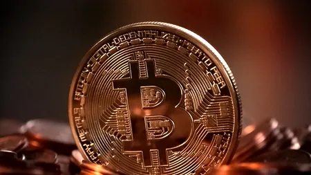 Bitcoin scade sub 90.000 de dolari: Bloomberg explică motivele