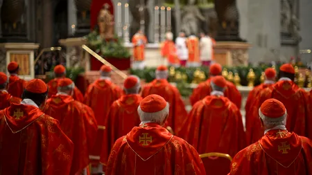 Începe conclavul pentru alegerea noului Papă. Ce se întâmplă în Capela Sixtină?