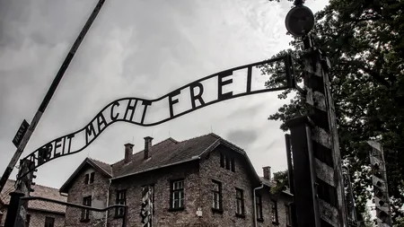 Turist arestat după ce a făcut un salut nazist la poarta Auschwitz