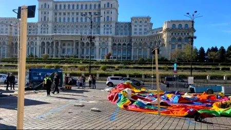 Un tobogan gonflabil s-a răsturnat în Piața Constituției din București. 12 copii se aflau în interior