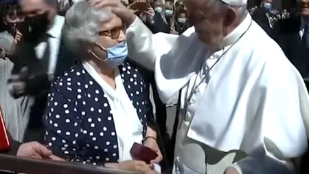 Gest emoționant făcut de Papa Francisc. Suveranul Pontif a sărutat tatuajul unei femei