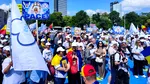 Diana Șoșoacă și preoți în fruntea marșului anti-parteneriat civil din București: „Vrem normalitate, nu diversitate”