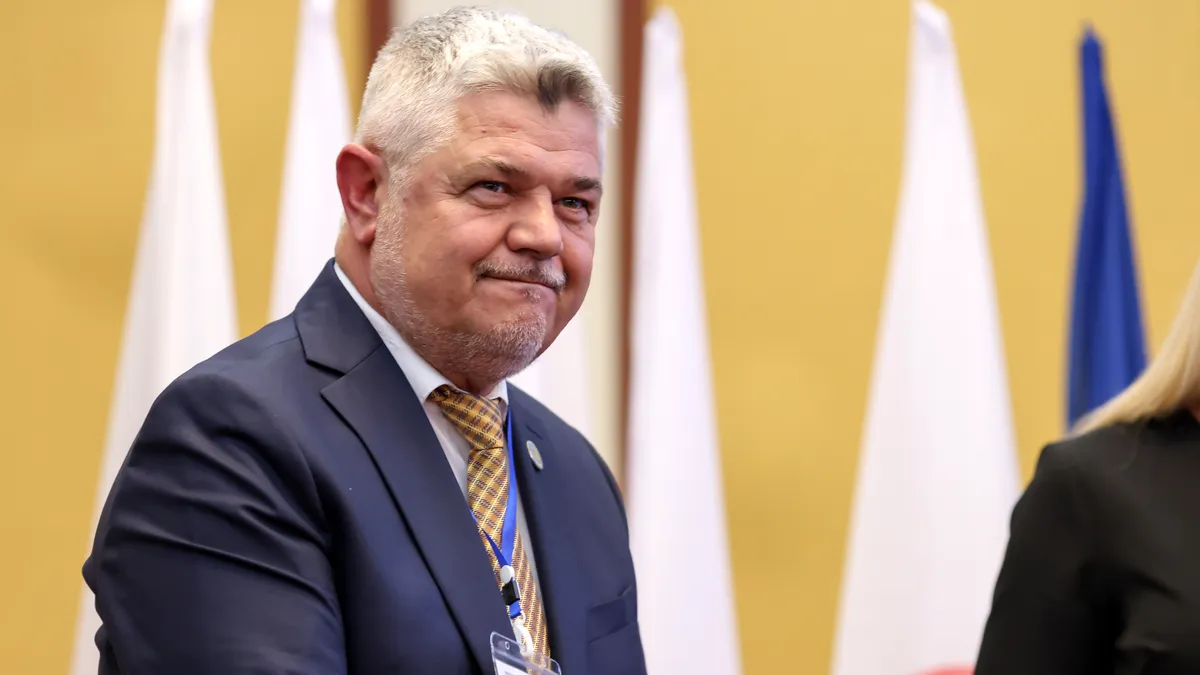A apărut un nou partid parlamentar! Ninel Peia surprinde cu modelul său politic, Crin Antonescu, fost lider liberal și președinte interimar al țării în 2012
