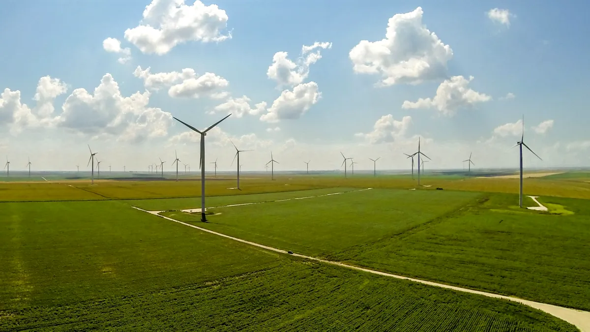 O nouă modă în România: se vinde curentul de la o fermă eoliană care încă nu e gata