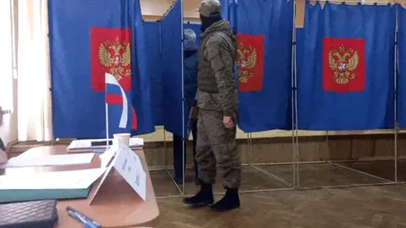 Rușii votează cu soldați înarmați în cabinele de vot! VIDEO nebun