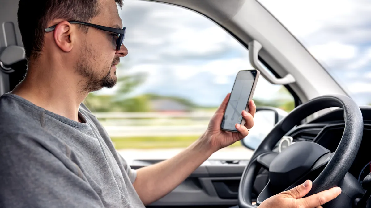 Funcția secretă de pe telefon pe care șoferii NU o folosesc. Îți poate salva viața!