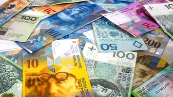 Investitorii fug de risc: Yenul și francul elvețian devin vedetele crizei comerciale